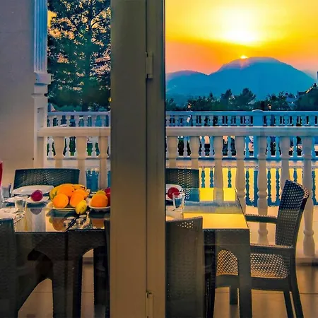 Sleeps 8 Air Con Wifi Villa
