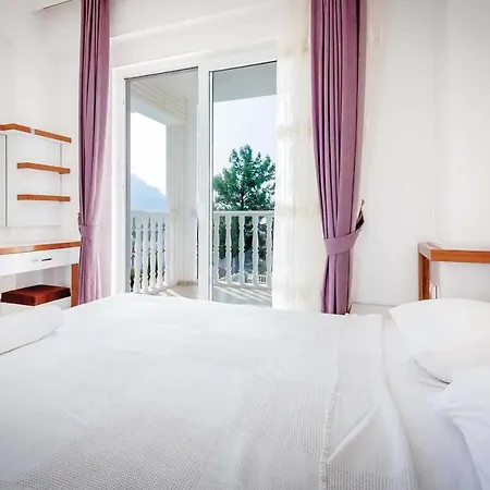 Villa Sleeps 8 Air Con Wifi *