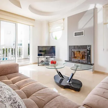 Sleeps 8 Air Con Wifi