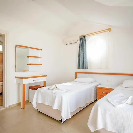 Sleeps 8 Air Con Wifi וילה